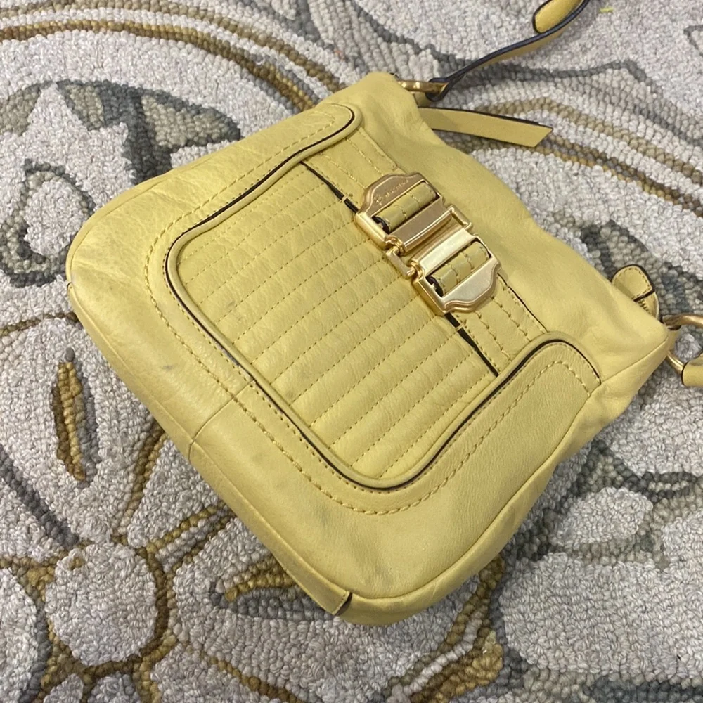 💕 B. Makowsky light yellow medium leather crossbody bag 💕